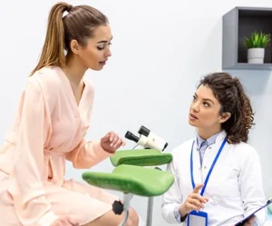 Una paziente e una dottoressa parlano durante una visita ginecologica